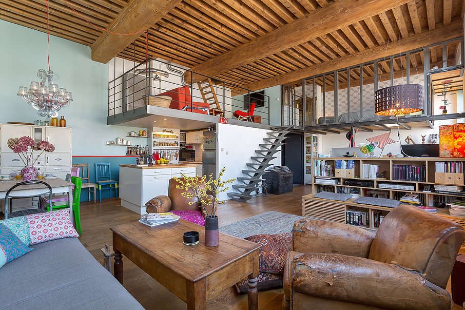 Un canut Mix &amp; match - pièce de vie de 50 m2 avec mezzanine et grande hauteur sous plafond à la française