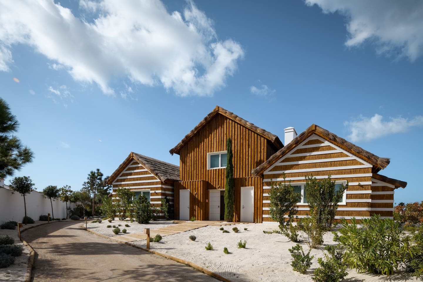 Décoration authentique et contemporaine pour une maison avec piscine