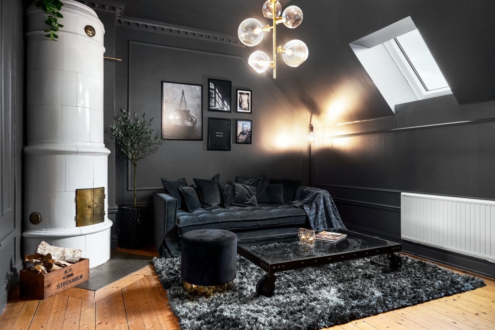 Un appartement à la décoration gris sombre sous les toits
