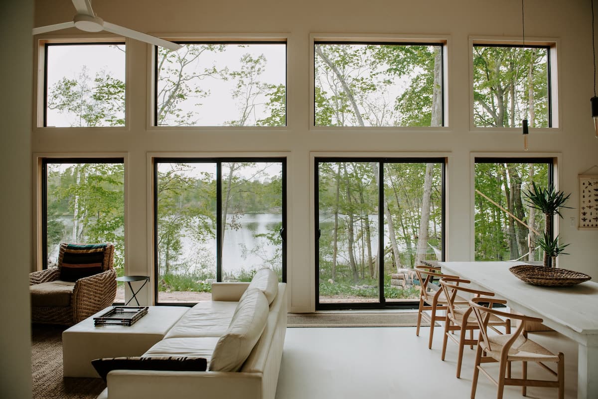 Une maison en bois noir à l'esprit scandinave dans la forêt