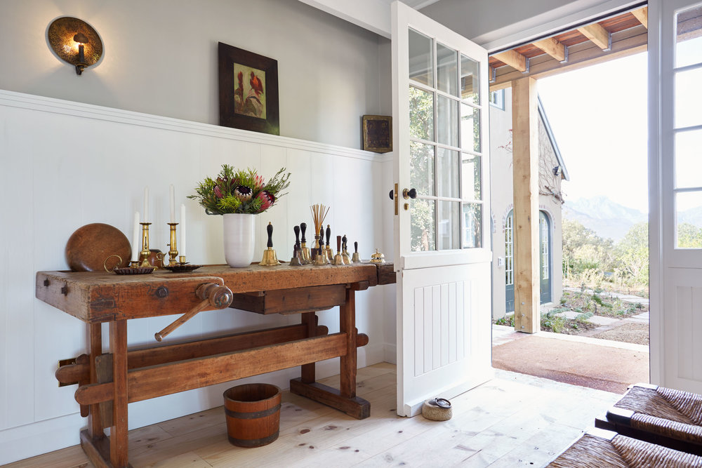 Décoration intemporelle et chaleureuse dans une maison avec vue