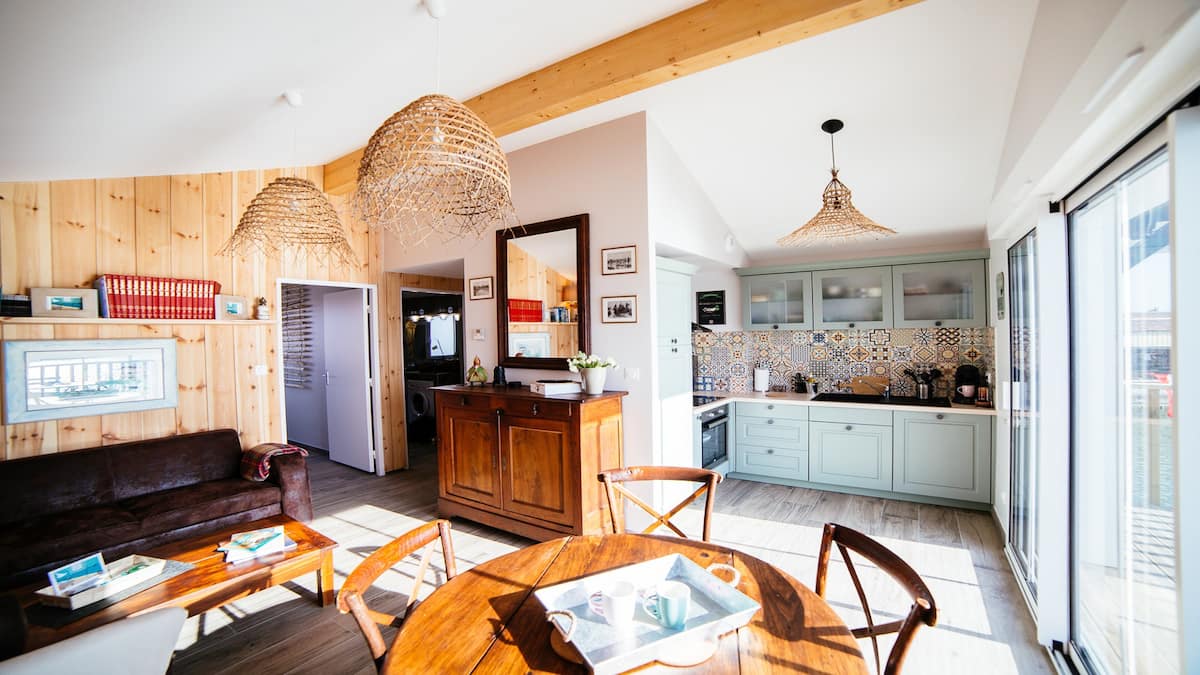 salon avec cuisine ouverte maison en bois à louer