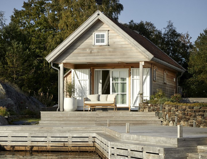 Une maison en bois au bord d'un fjord pour un été radieux