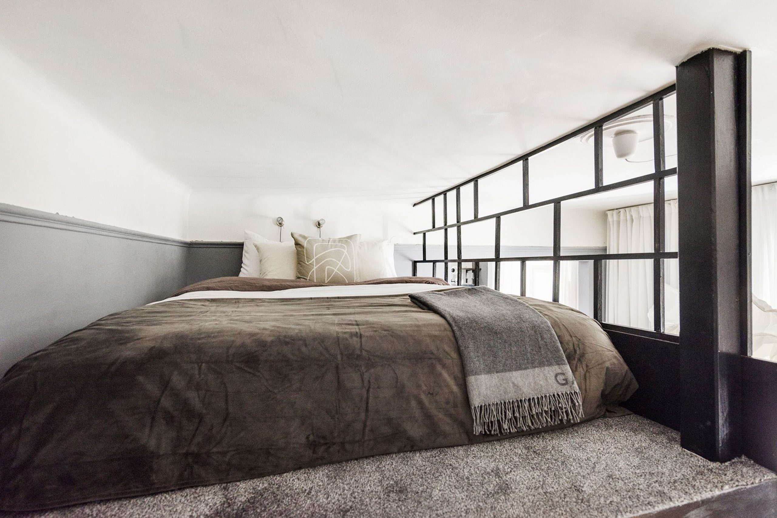 lit sur mezzanine studio