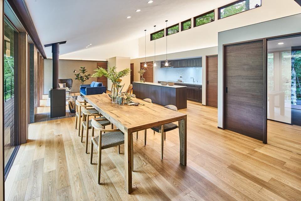 maison bois et pierres aux espaces ouverts au Japon