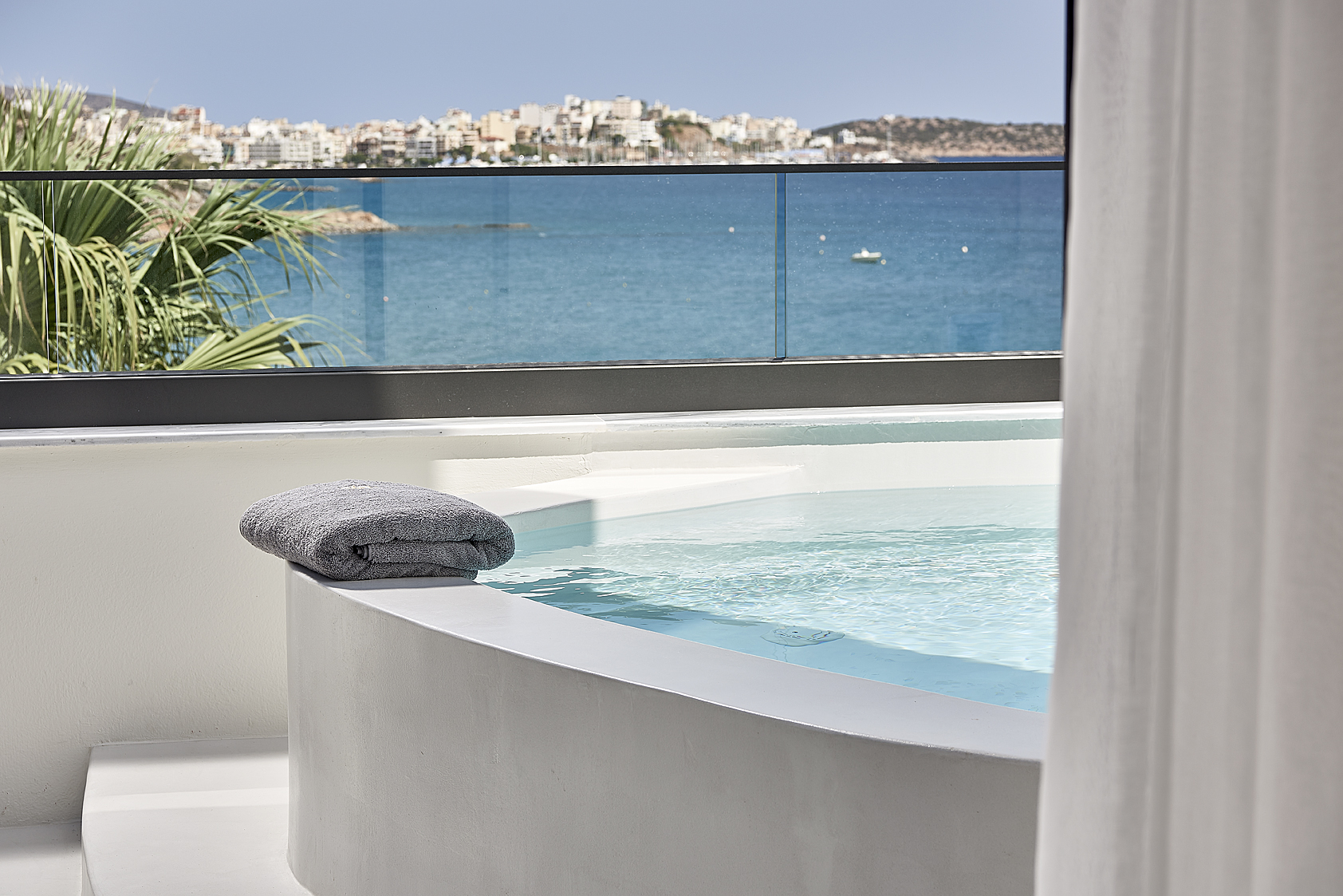 jacuzzi sur terrasse chambre maison vue mer Grèce jacuzzi sur terrasse chambre maison vue mer Grèce