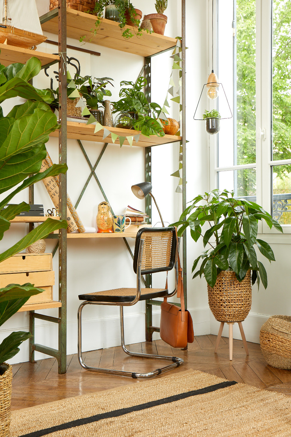 coin bureau dans salon décoration vintage et plantes