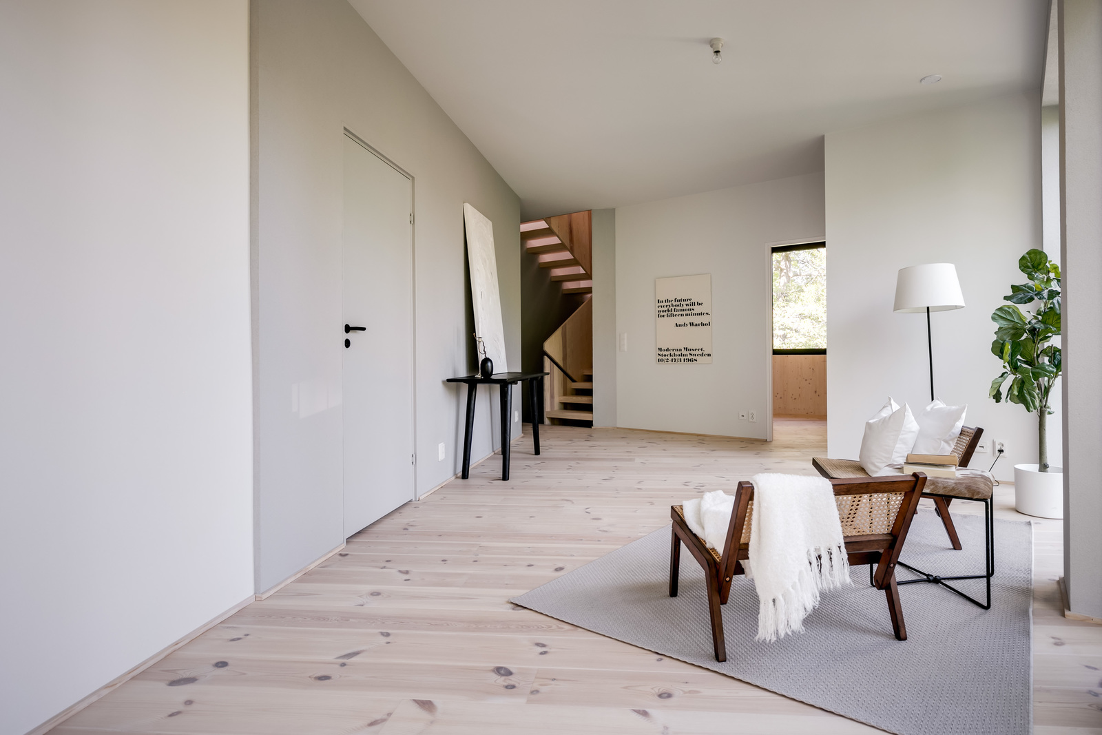 entrée maison contemporaine à l'intérieur bois