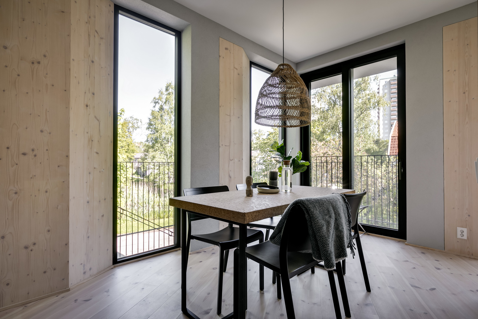 salle à manger maison contemporaine à l'intérieur bois