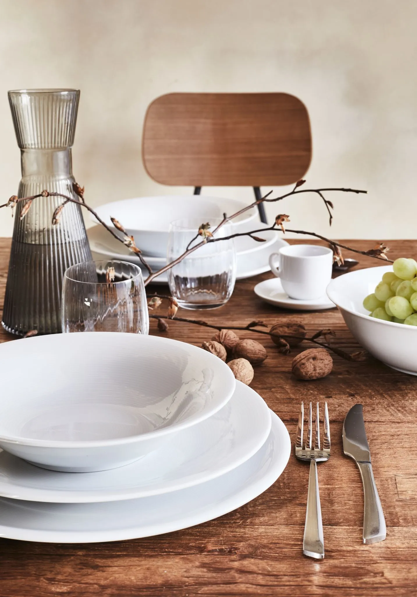 vaisselle blanche sur table en bois vaisselle blanche sur table en bois