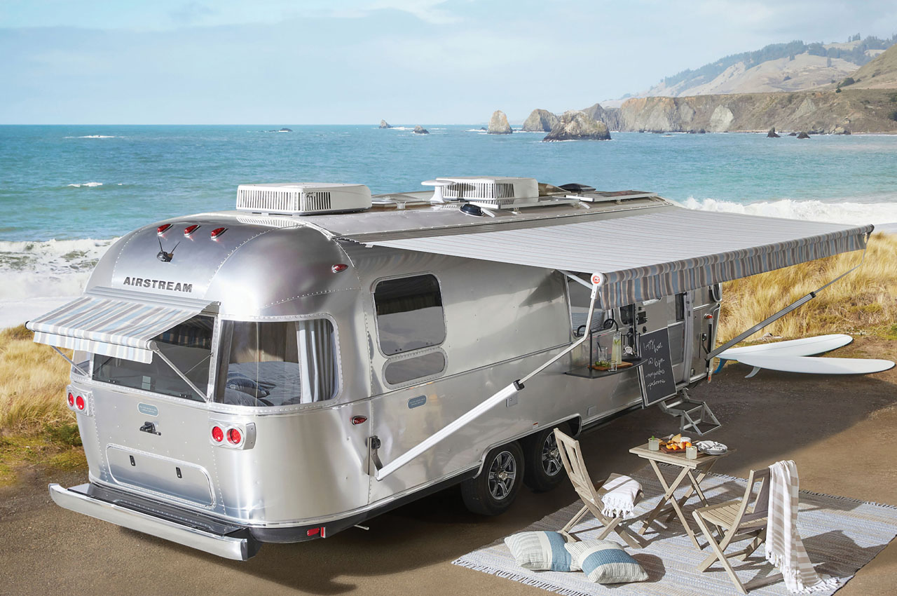 extérieur caravane Airstream en aluminium avec store