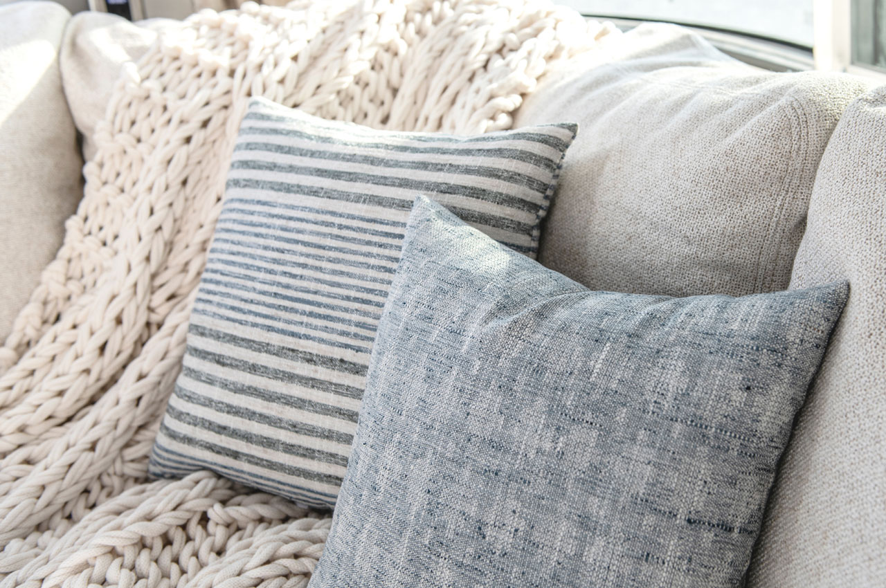 coussin bleu Pottery Barn