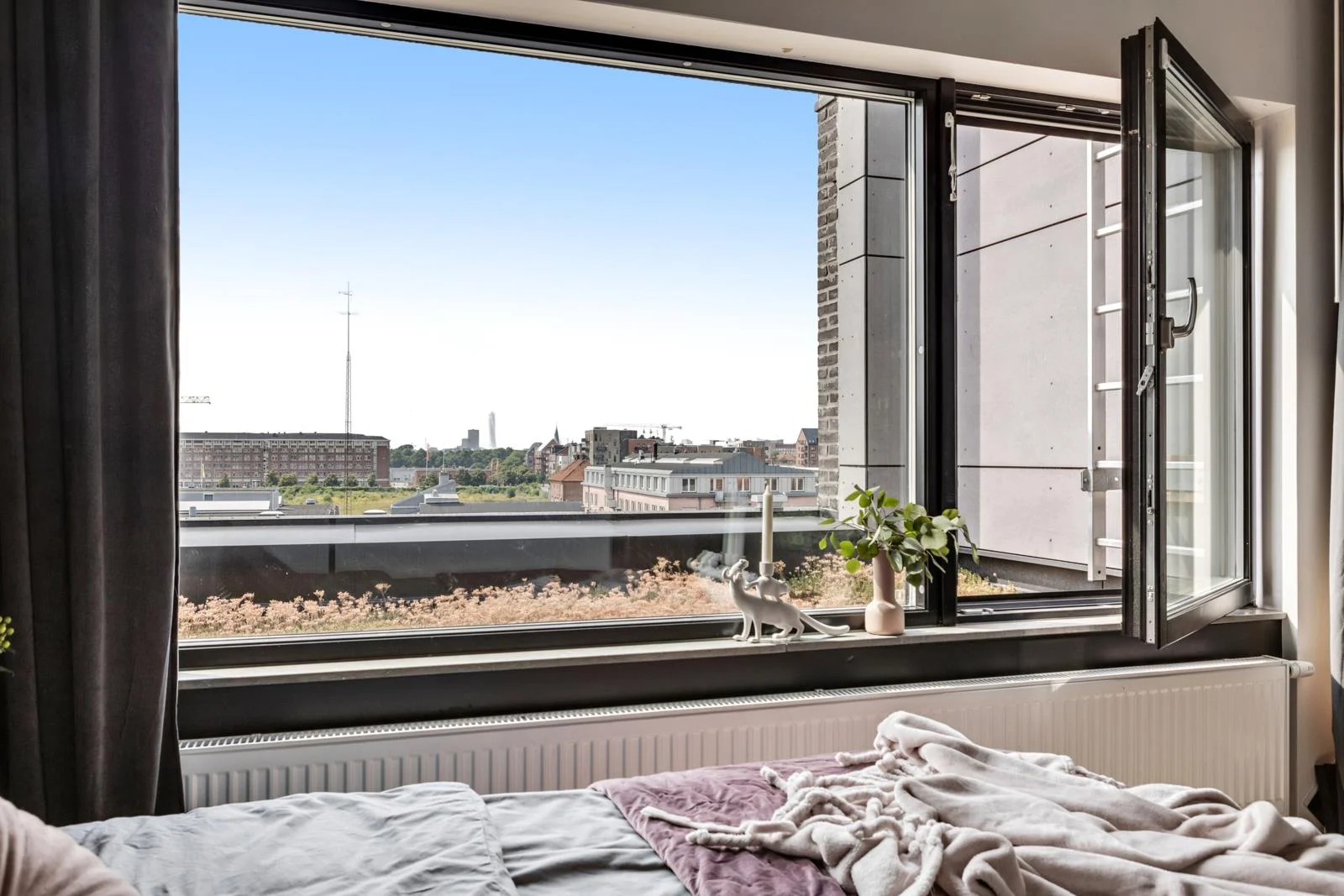 chambre avec grande fenêtre