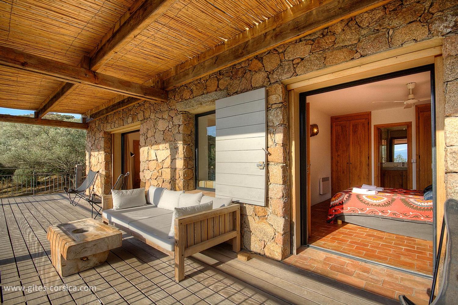 terrasse maison avec piscine en Corse