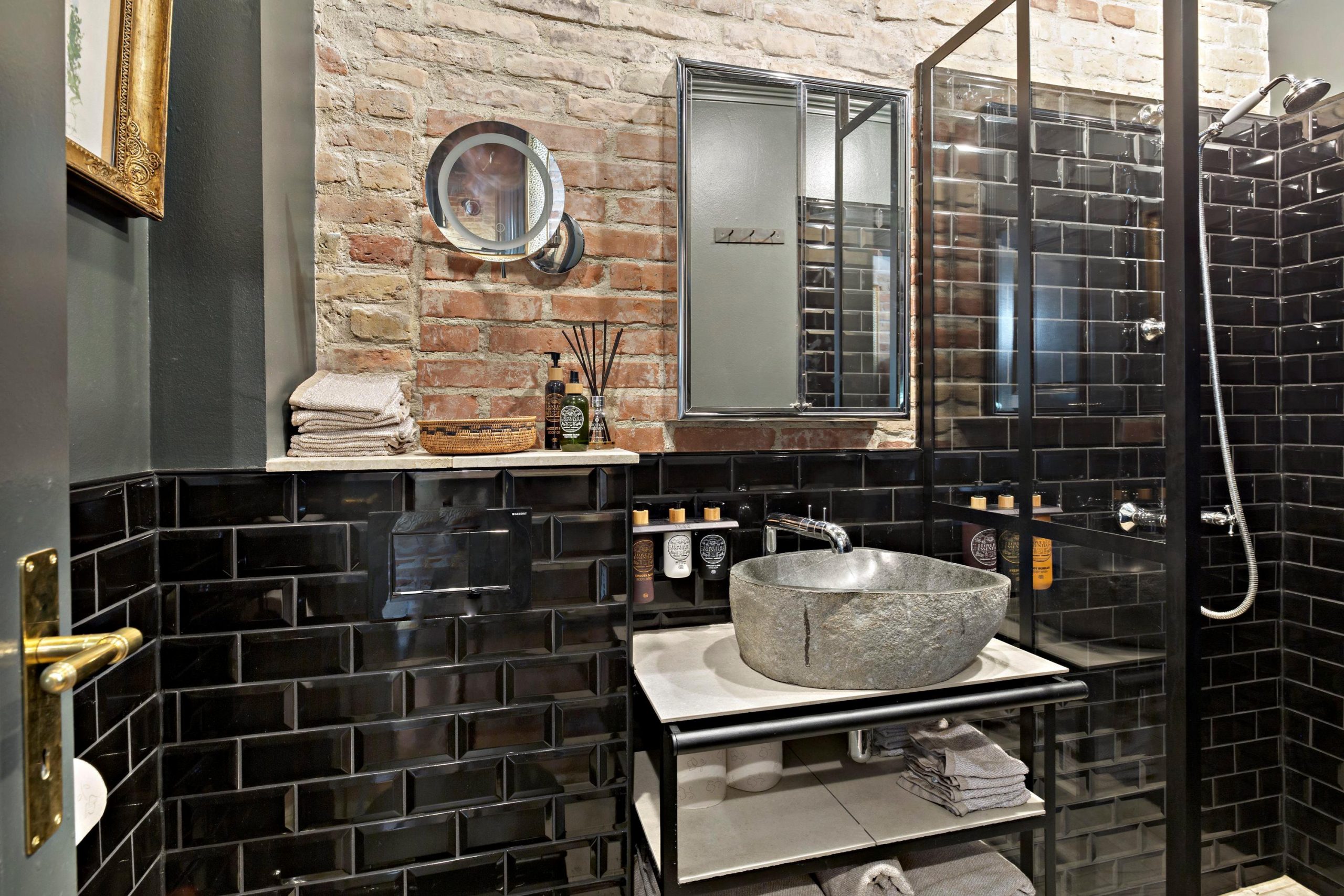 salle de bain avec briques et carrelage métro noir salle de bain avec briques et carrelage métro noir