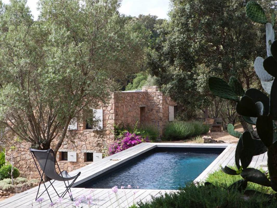 piscine maison en pierres