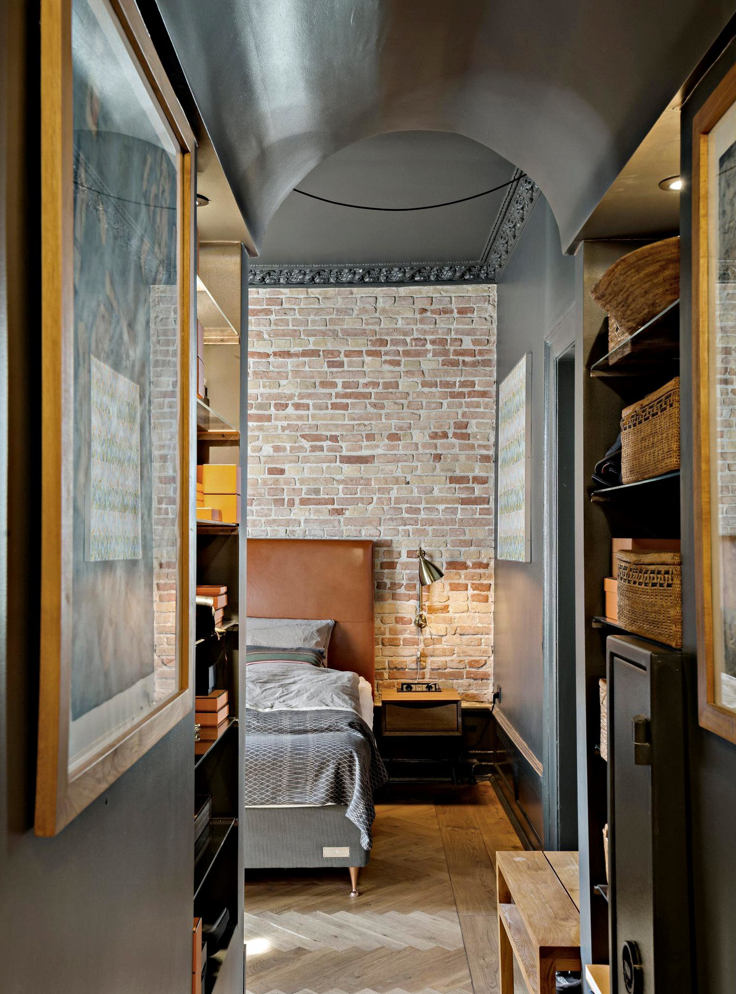 couloir avec plafond noir dans appartement avec terrasse couloir avec plafond noir dans appartement avec terrasse