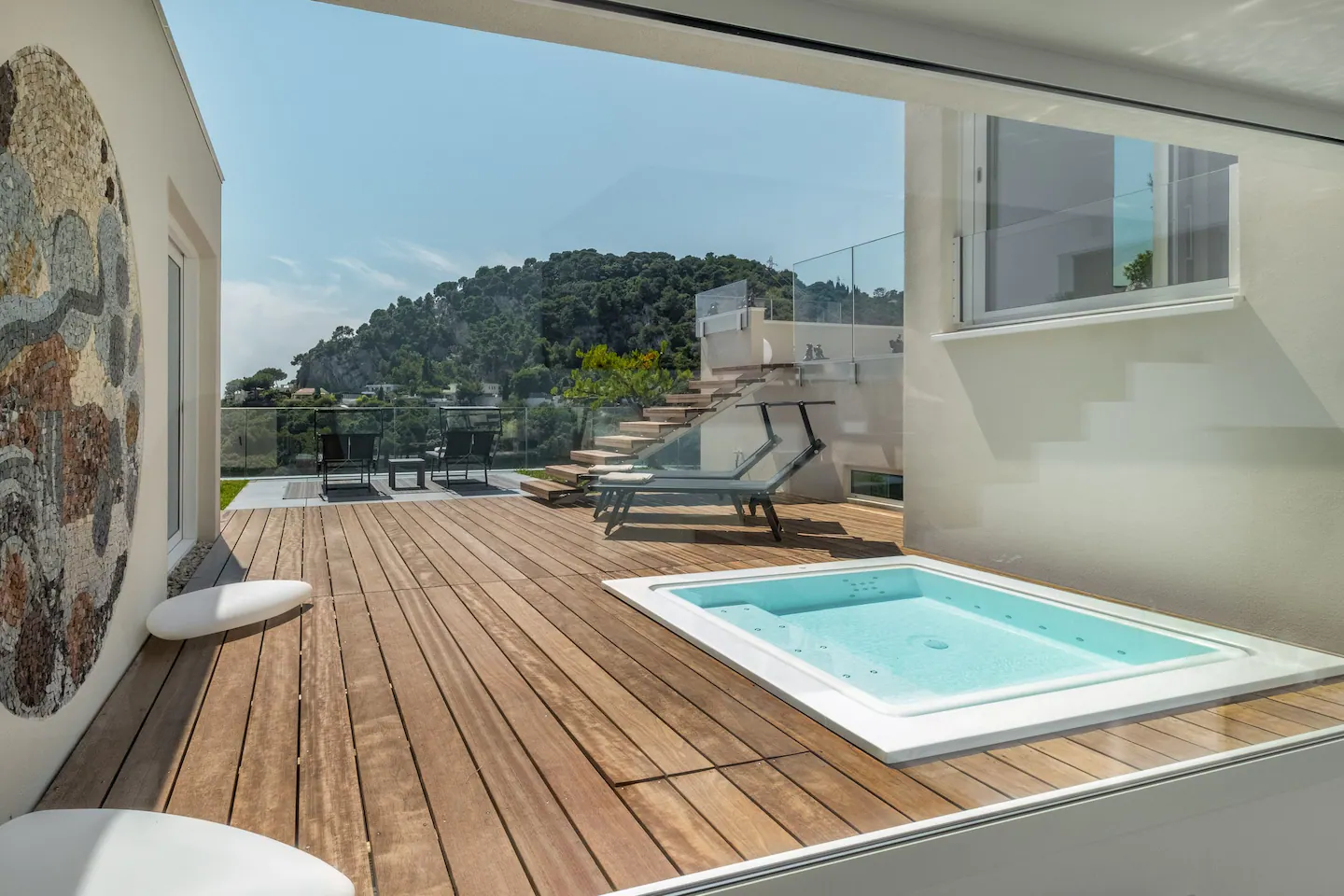 terrasse avec jacuzzi