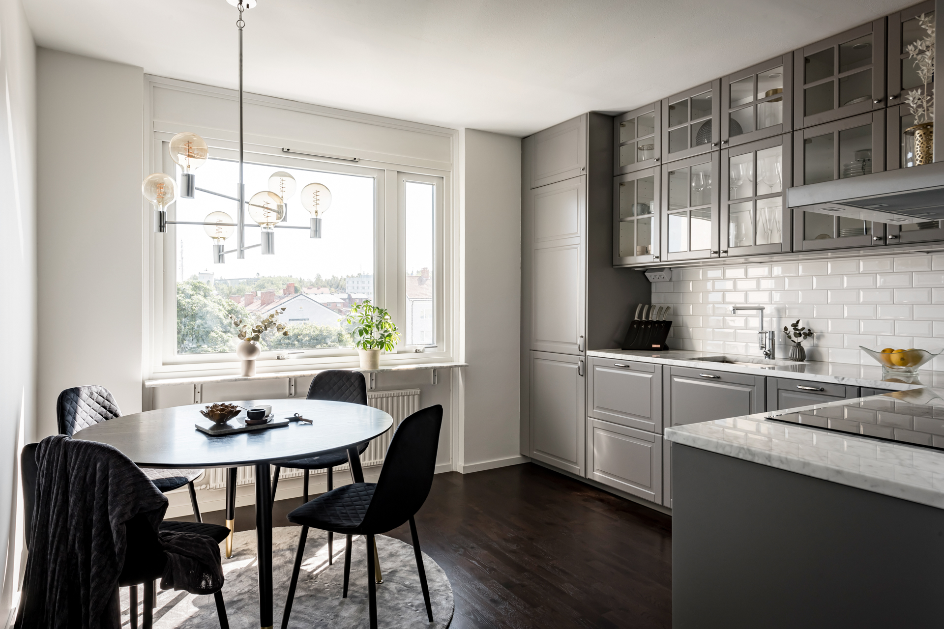 cuisine équipée grise avec plan de travail marbre cuisine équipée grise avec plan de travail marbre