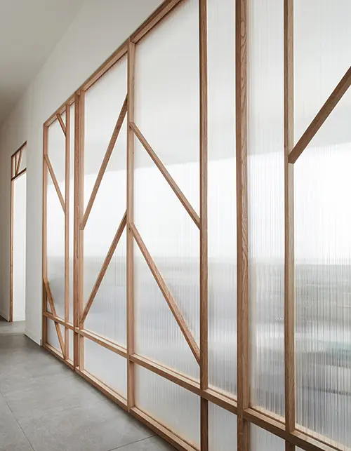 cloison translucide polycarbonate et bois dans couloir
