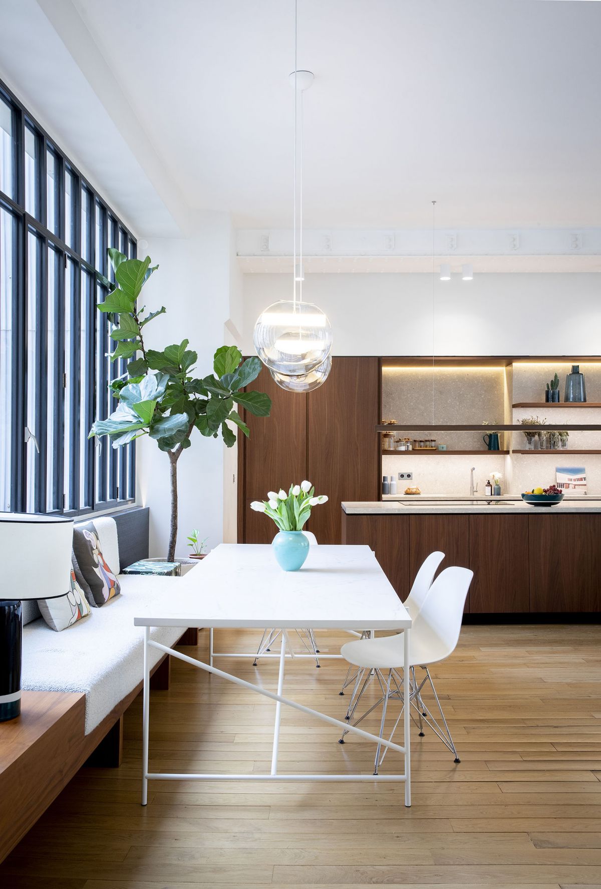 salon et cuisine avec verrière appartement loft à Paris