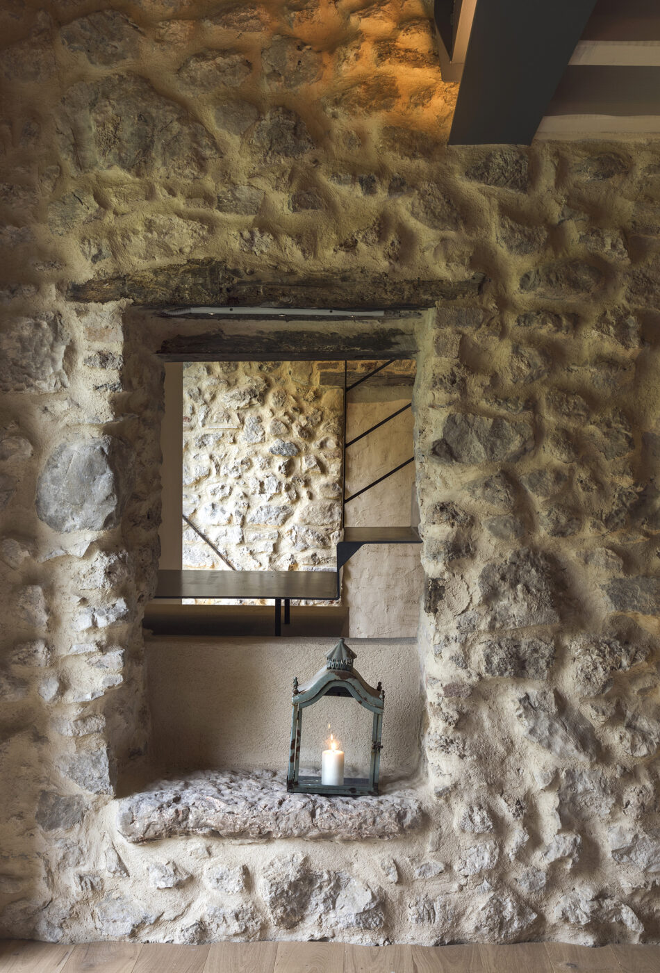 mur pierres anciennes dans une maison rénovée mur pierres anciennes dans une maison rénovée