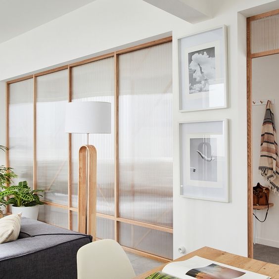 salon avec cloison translucide polycarbonate