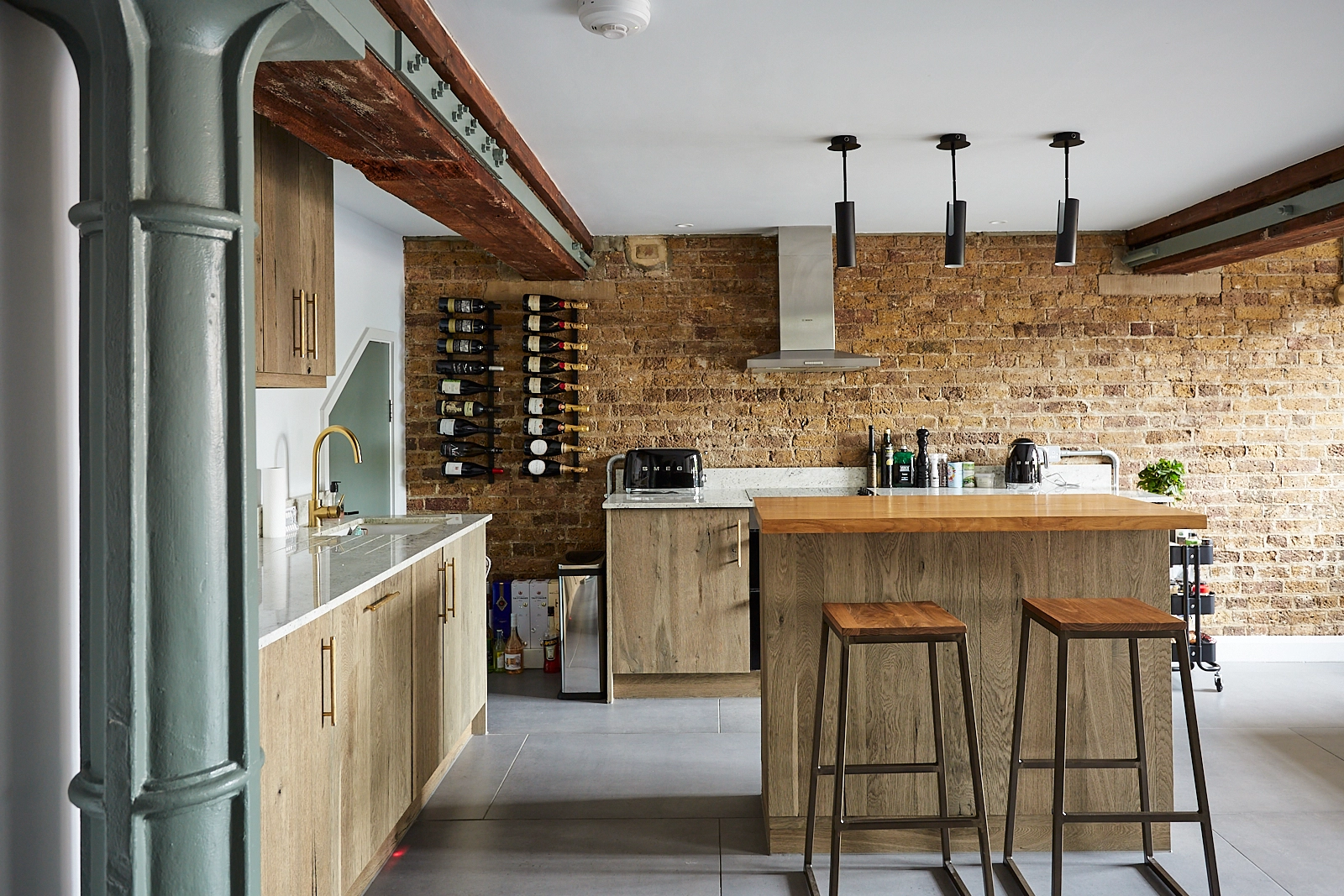 cuisine équipée avec îlot loft avec verrières