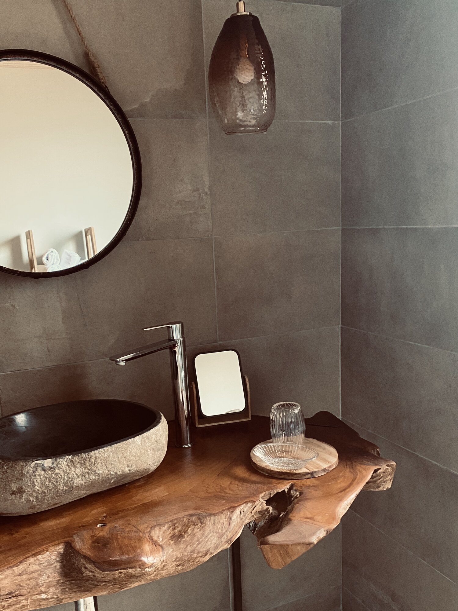 salle de bain grise et bois
