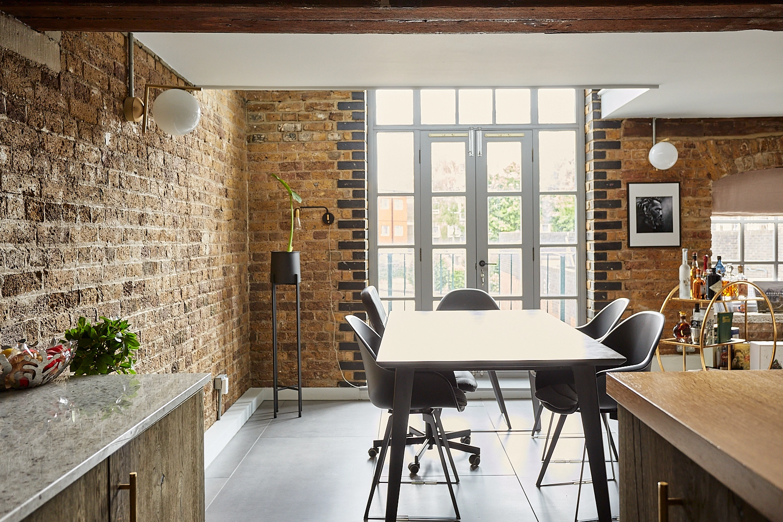 cuisine équipée et salle à manger loft avec verrières