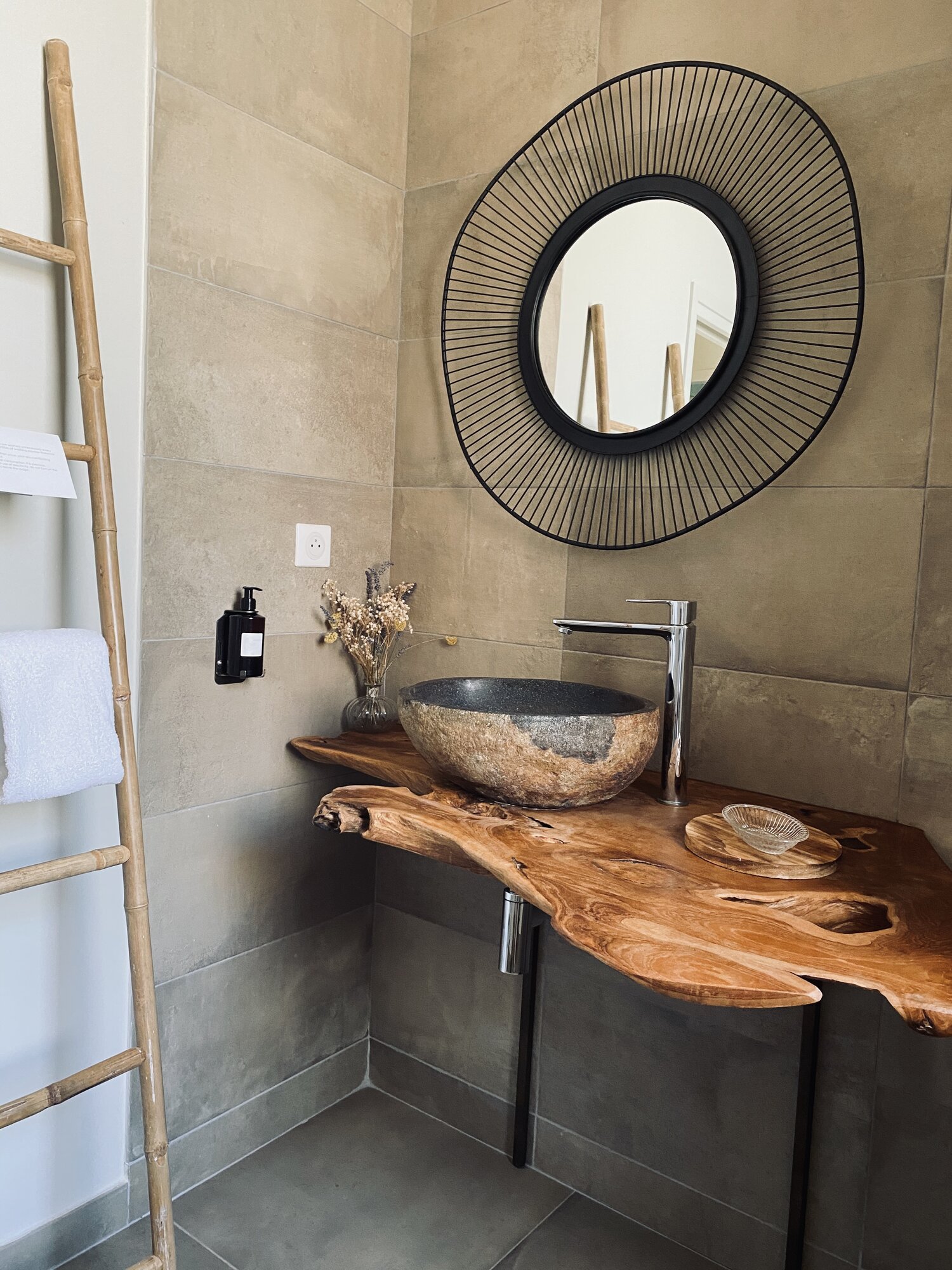 salle de bain grise et bois