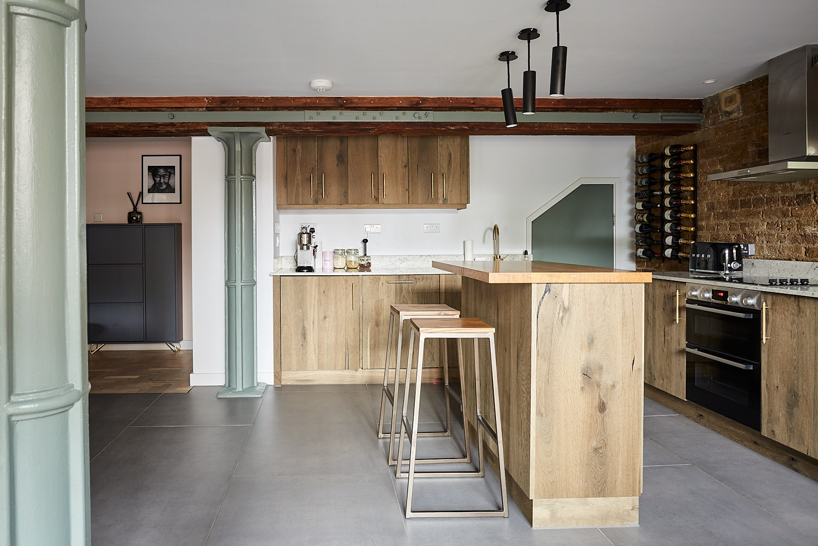 cuisine équipée avec îlot loft avec verrières