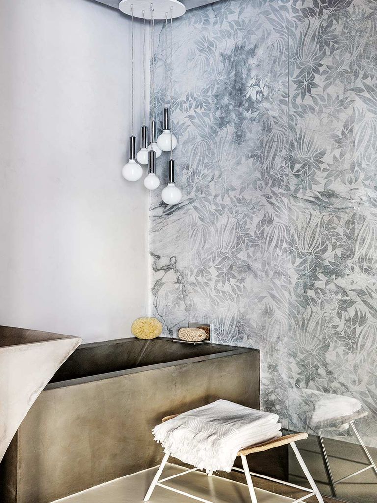salle de bain avec revêtement en microciment