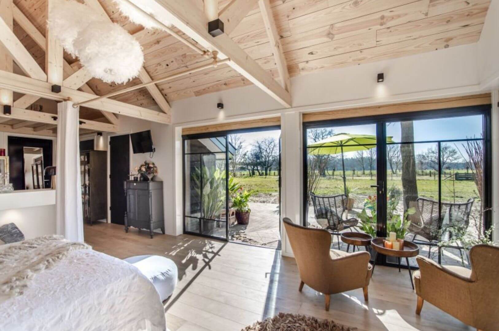 salon et chambre maison en bois avec des baies vitrées salon et chambre maison en bois avec des baies vitrées