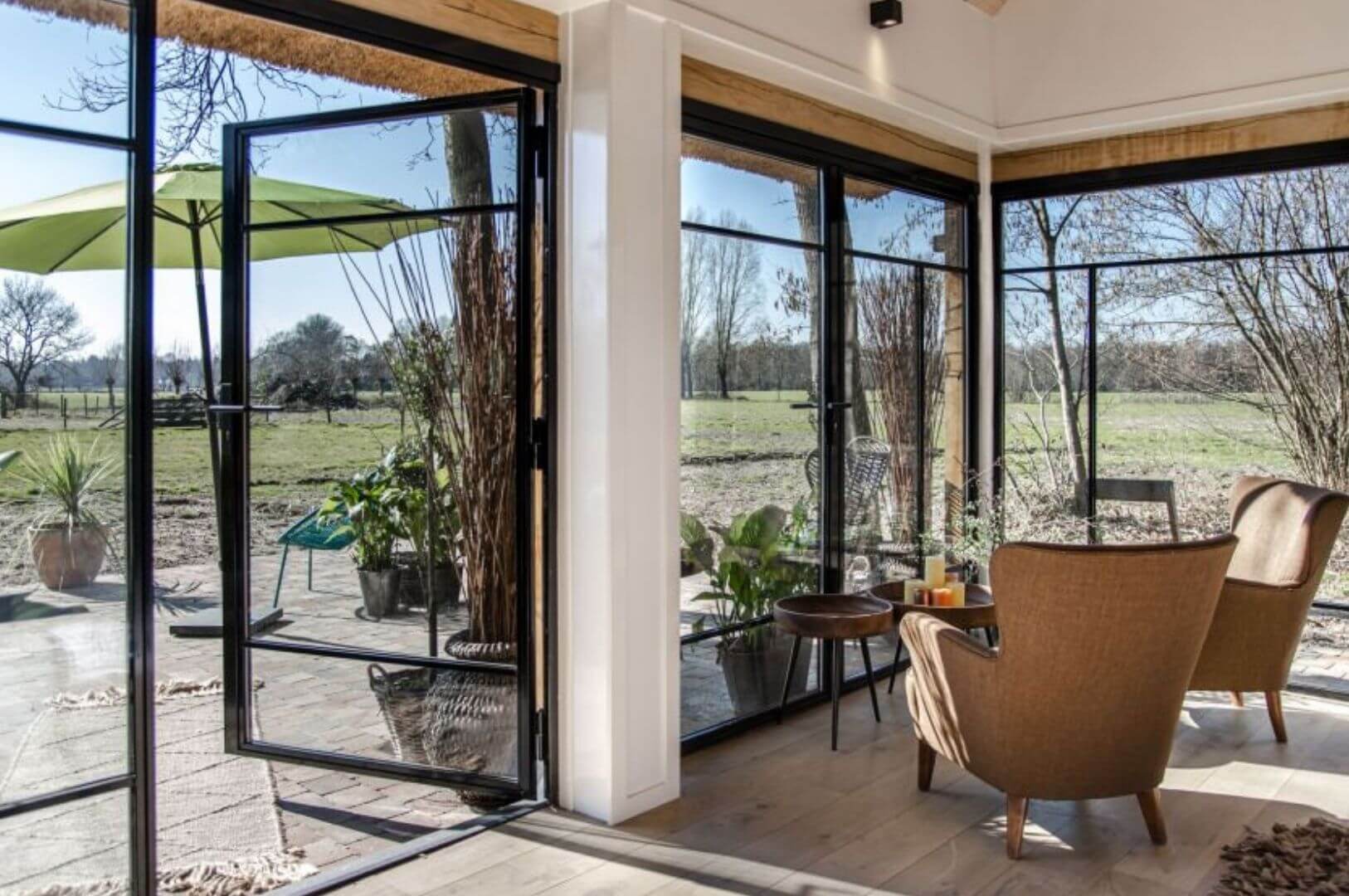 salon maison en bois avec des baies vitrées salon maison en bois avec des baies vitrées