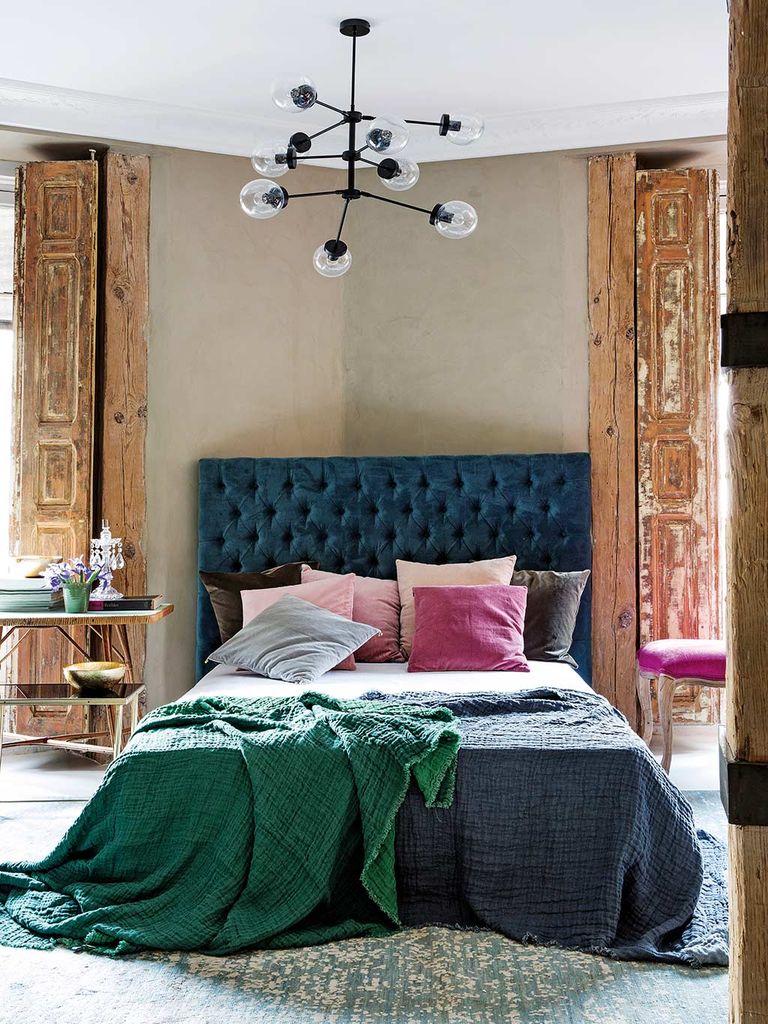 chambre avec tête de lit velours capitonné