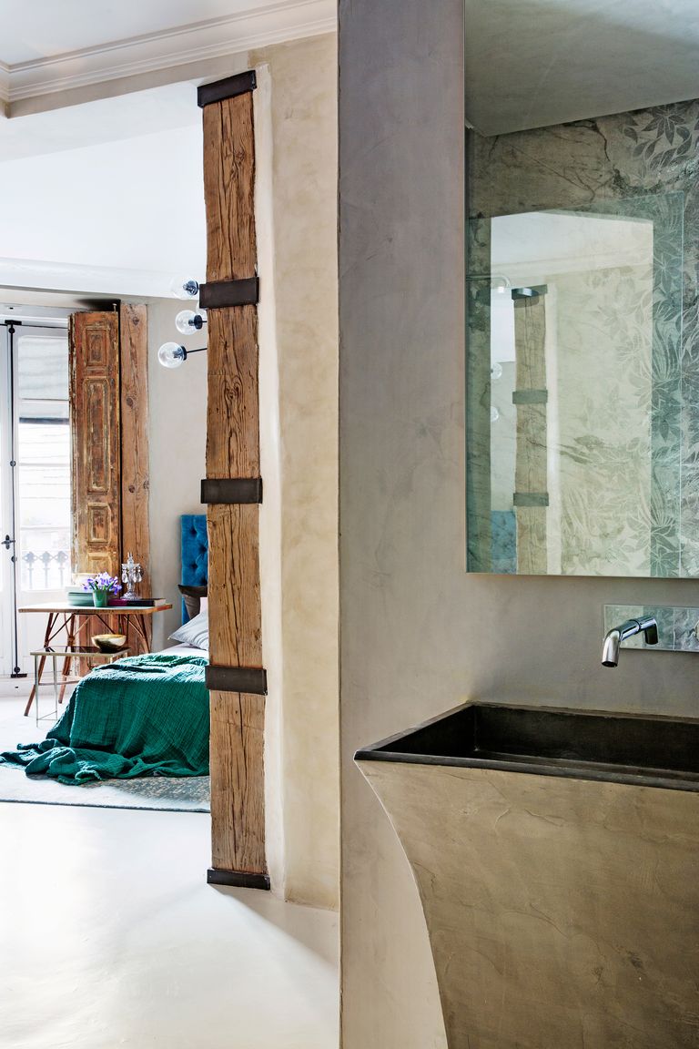chambre et salle de bain avec revêtement en microciment