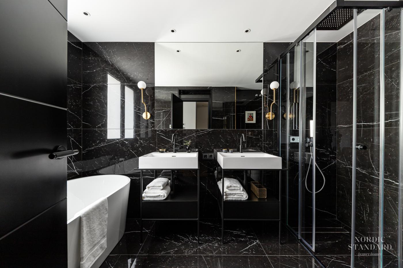 salle de bain marbre noir