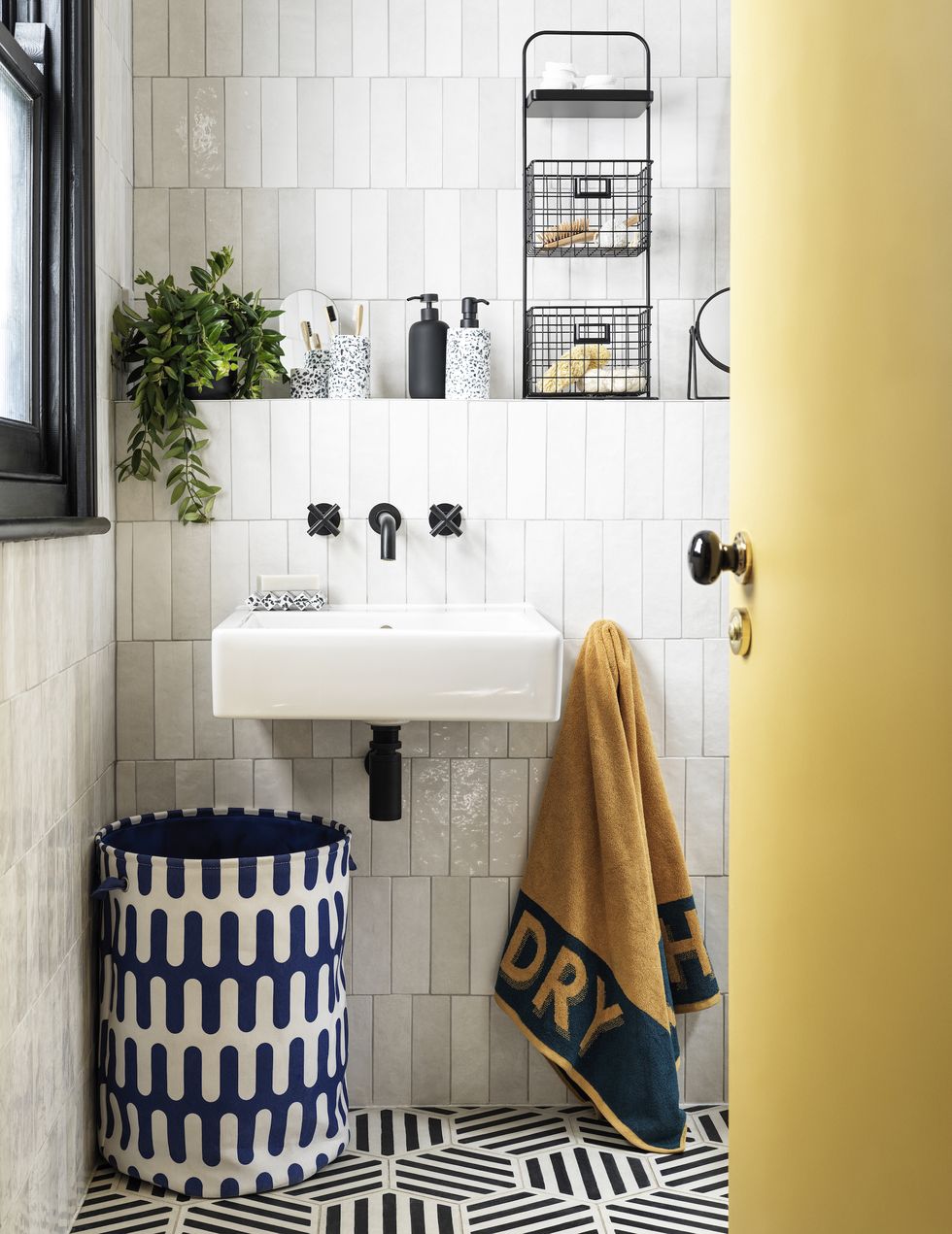 salle de bain avec zelliges blanches