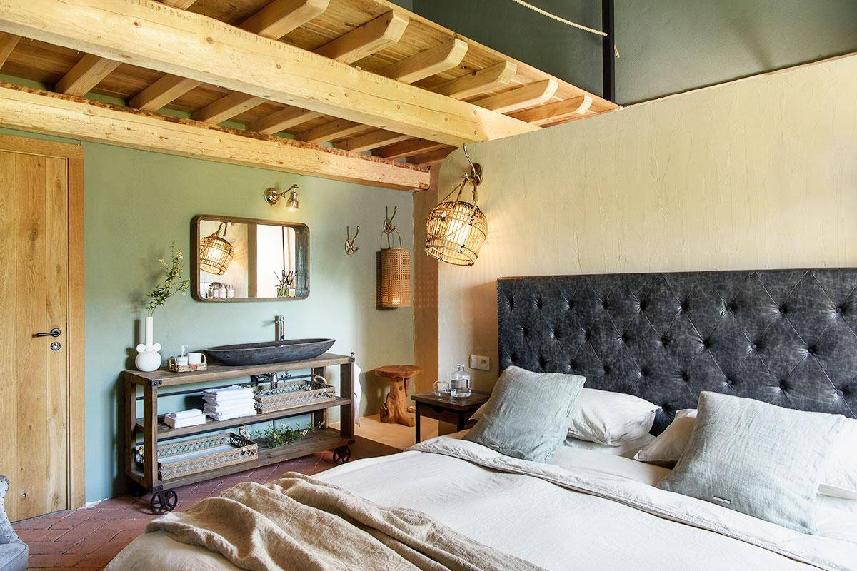 chambre avec poutres vieille ferme rénovée
