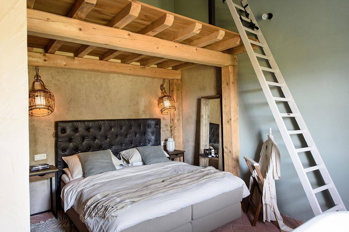 chambre avec poutres et mezzanine