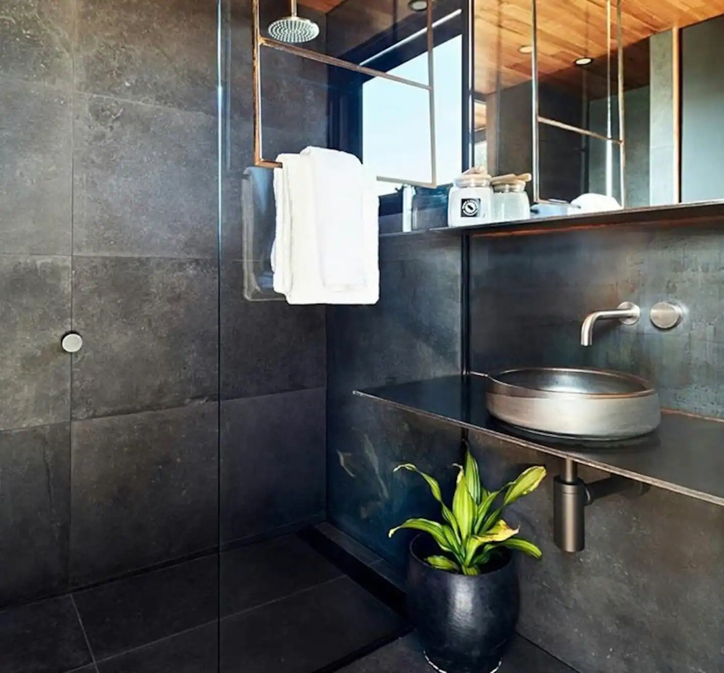 salle de bain design noire