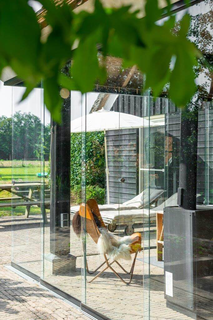 terrasse vitrée maison au toit de chaume terrasse vitrée maison au toit de chaume