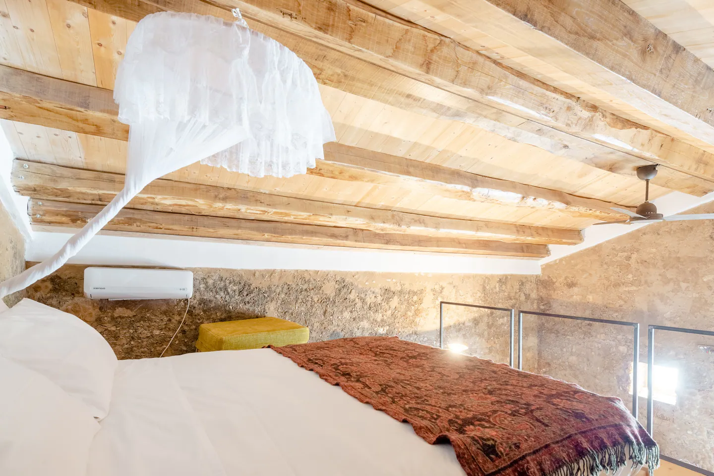 chambre en mezzanine maison rénovée