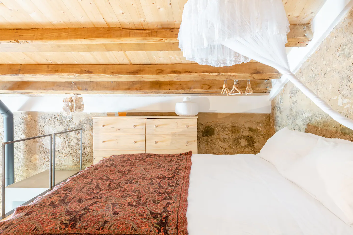chambre en mezzanine maison rénovée