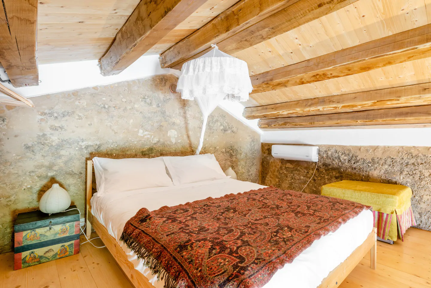 chambre avec poutres en mezzanine maison rénovée