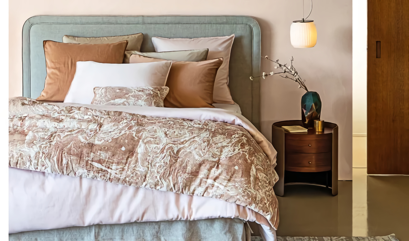 chambre avec tête de lit verte