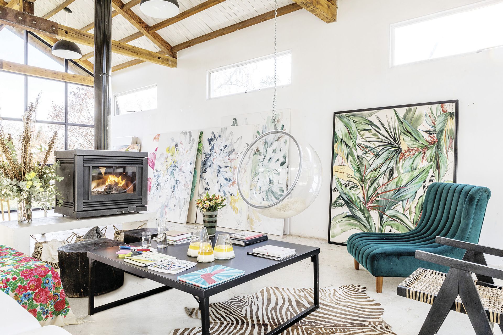 salon avec cheminée acier mini maison vitrée