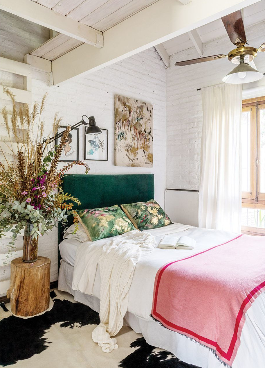 chambre avec poutres blanches