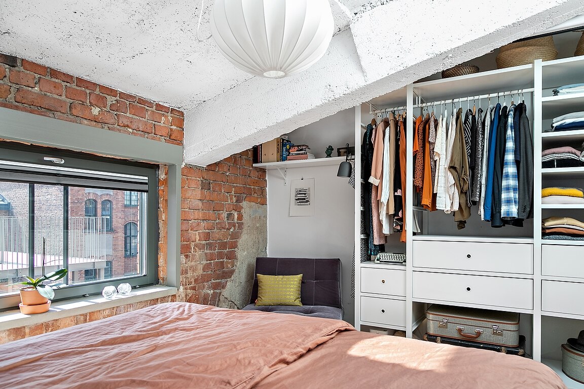 dressing ouvert dans chambre loft avec briques dressing ouvert dans chambre loft avec briques
